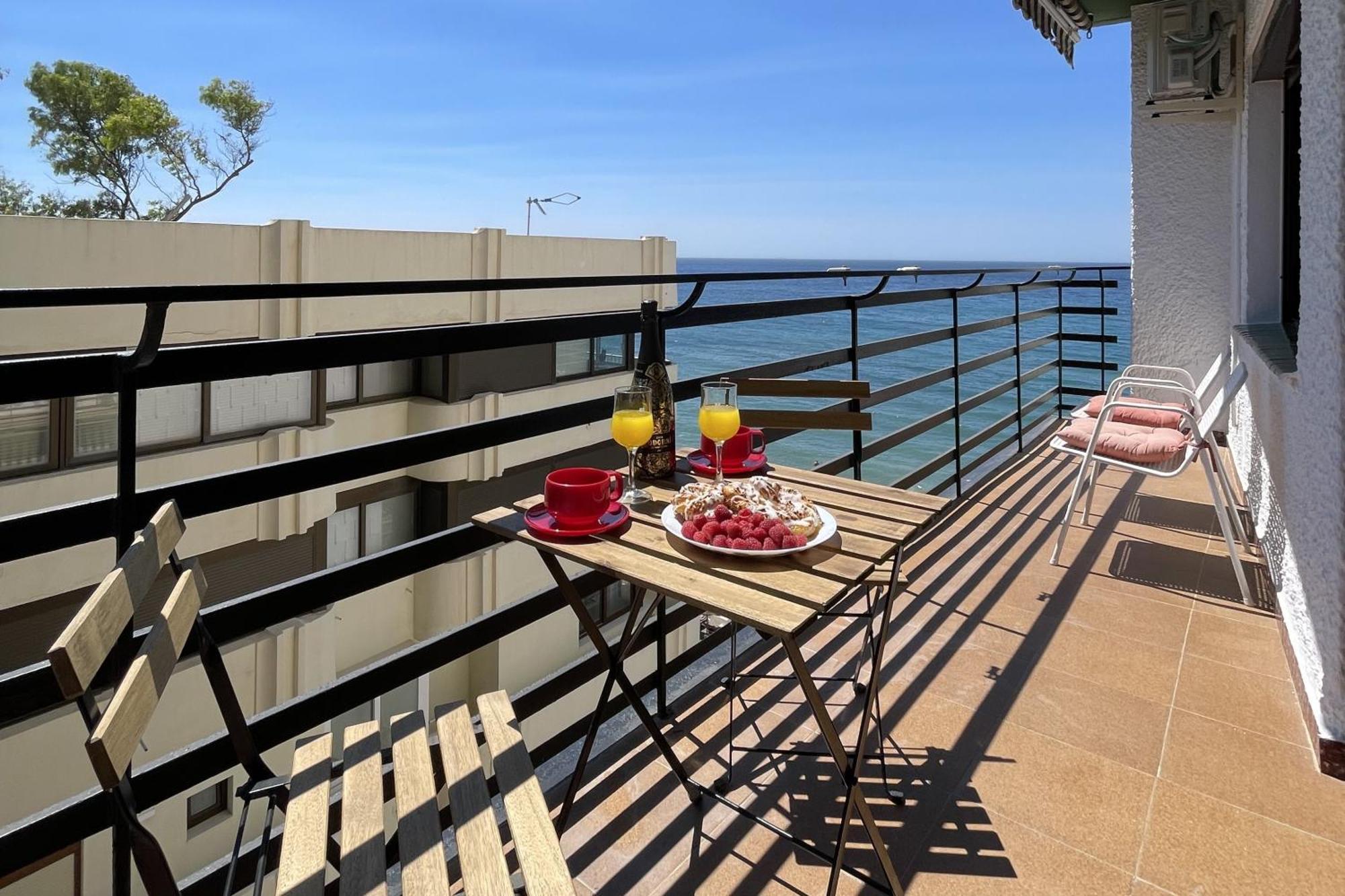 Mediterraneo 508. Fantastic On The Beachfront With Sea Views. Appartement Marbellac